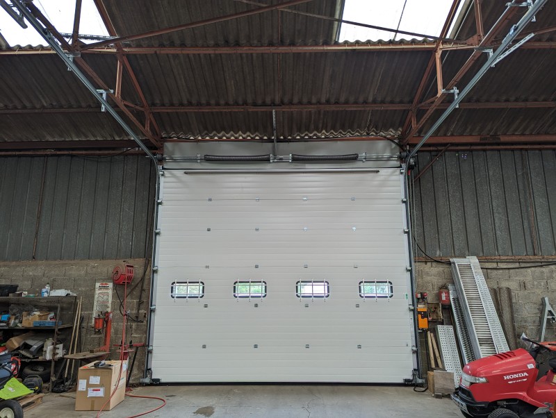 Une porte sectionnelle pour votre hangar professionnel